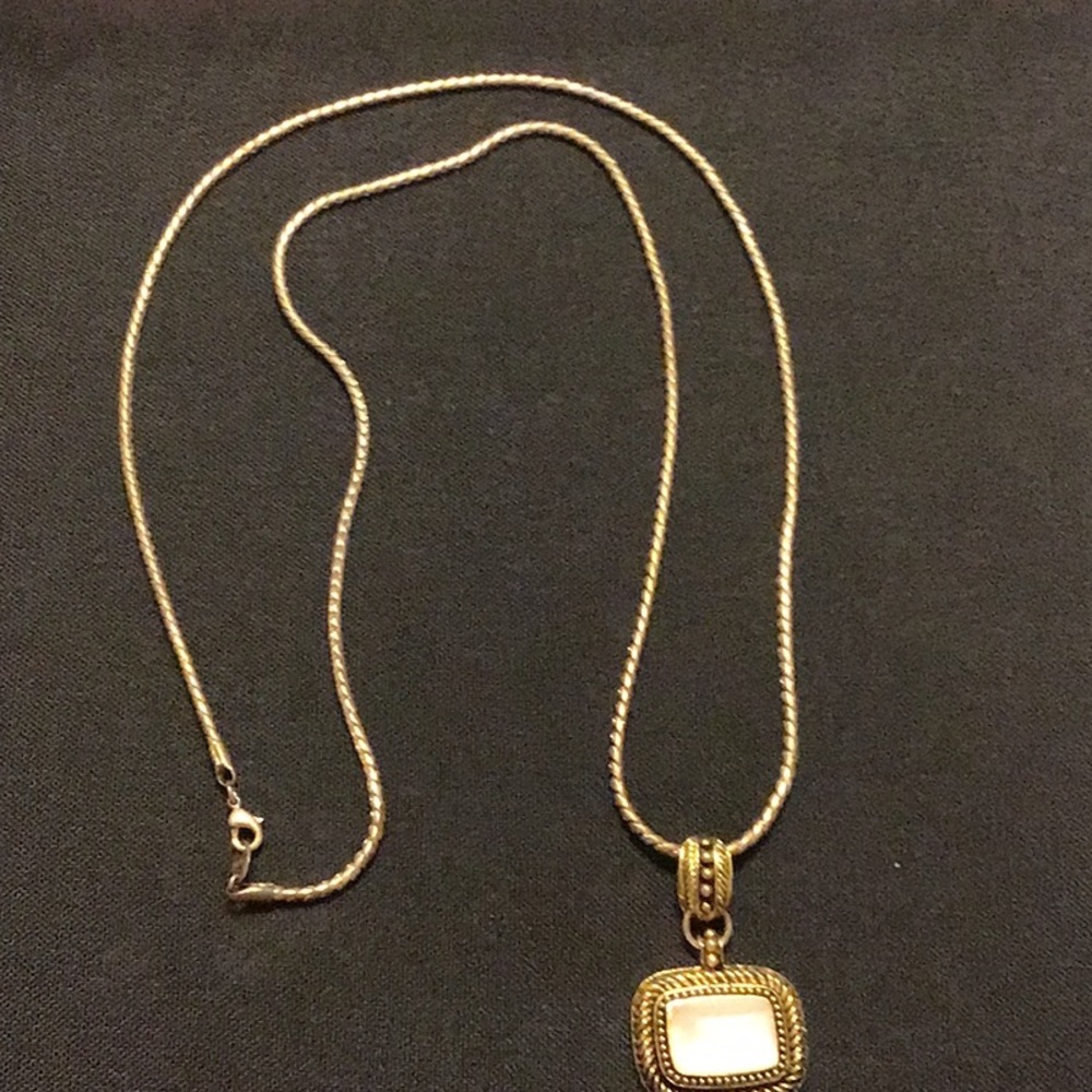EUC,YURMAN LOOK GOLDTONE 36” chain,faux mother of pearl pendant,reversible solid